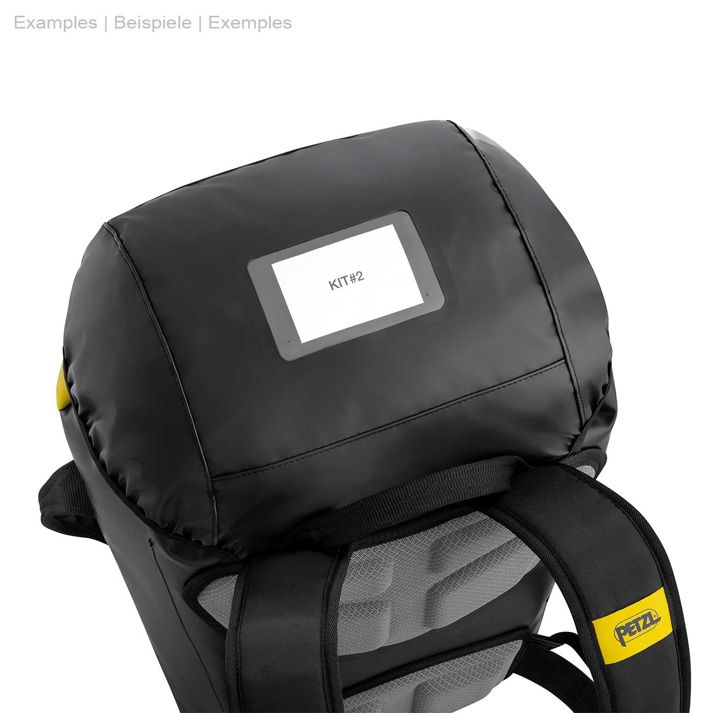 Vue de dessus du sac à dos Petzl Transport 45 en noir avec étiquette nominative translucide et logo Petzl jaune sur la sangle