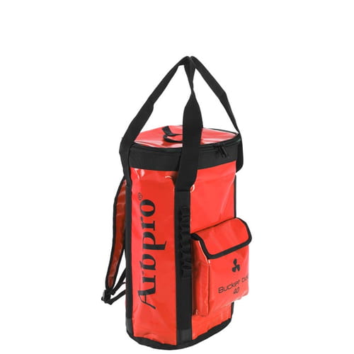 Sac à dos Red Bucket 40 d’Airpro avec fermeture éclair noire, poignées de transport et poche avant à rabat
