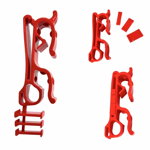 Clip en plastique rouge copain avec trois petits morceaux en plastique rouge, deux clips et trois petits morceaux rectangulaires sur fond blanc