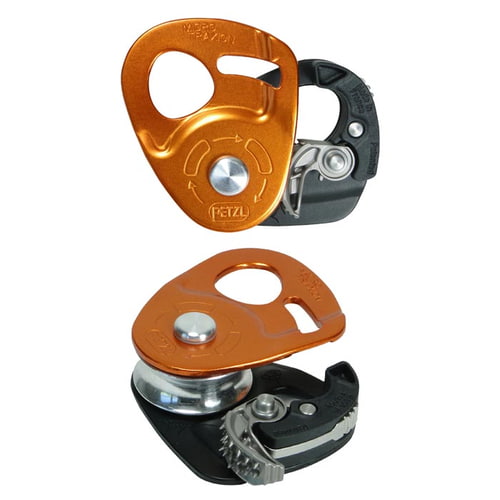 Micro Traxion, deux poulies orange et noire avec roue en métal et mécanisme à levier, l’une couchée, l’autre debout, avec le logo PETZL visible sur la partie orange