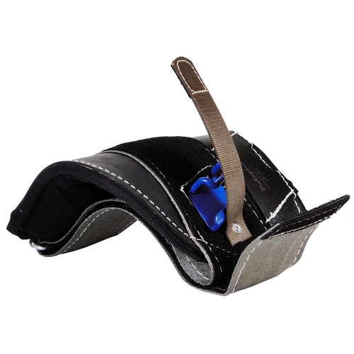 Big Buck Wrap Pads Steel, coussinets de crampons, coussinets gris et noirs avec velcro, clip en plastique bleu et sangle marron, photographiés de côté