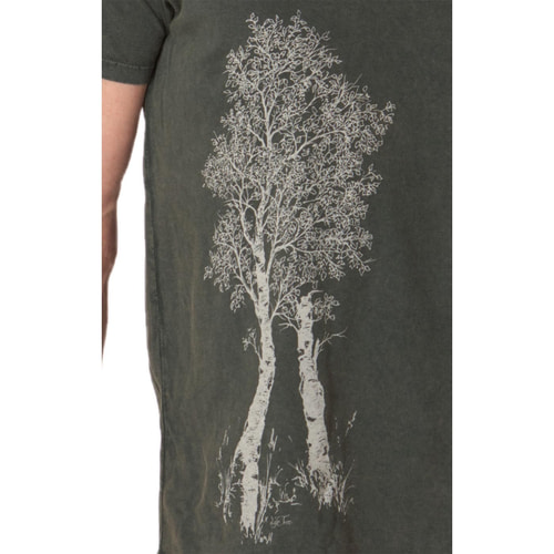 Détail du motif de l’arbre blanc sur le t-shirt Birch Tree vert olive