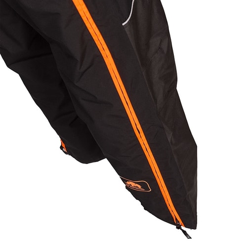 Détail du bas de la jambe du pantalon de pluie Keiu avec fermeture éclair orange et logo