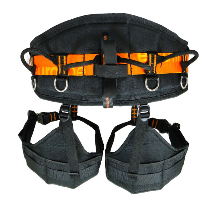 Harnais d’escalade Tree Austria 3.2 par l’arrière avec sangle noire et orange, plusieurs anneaux métalliques et tours de jambe et de hanche rembourrés