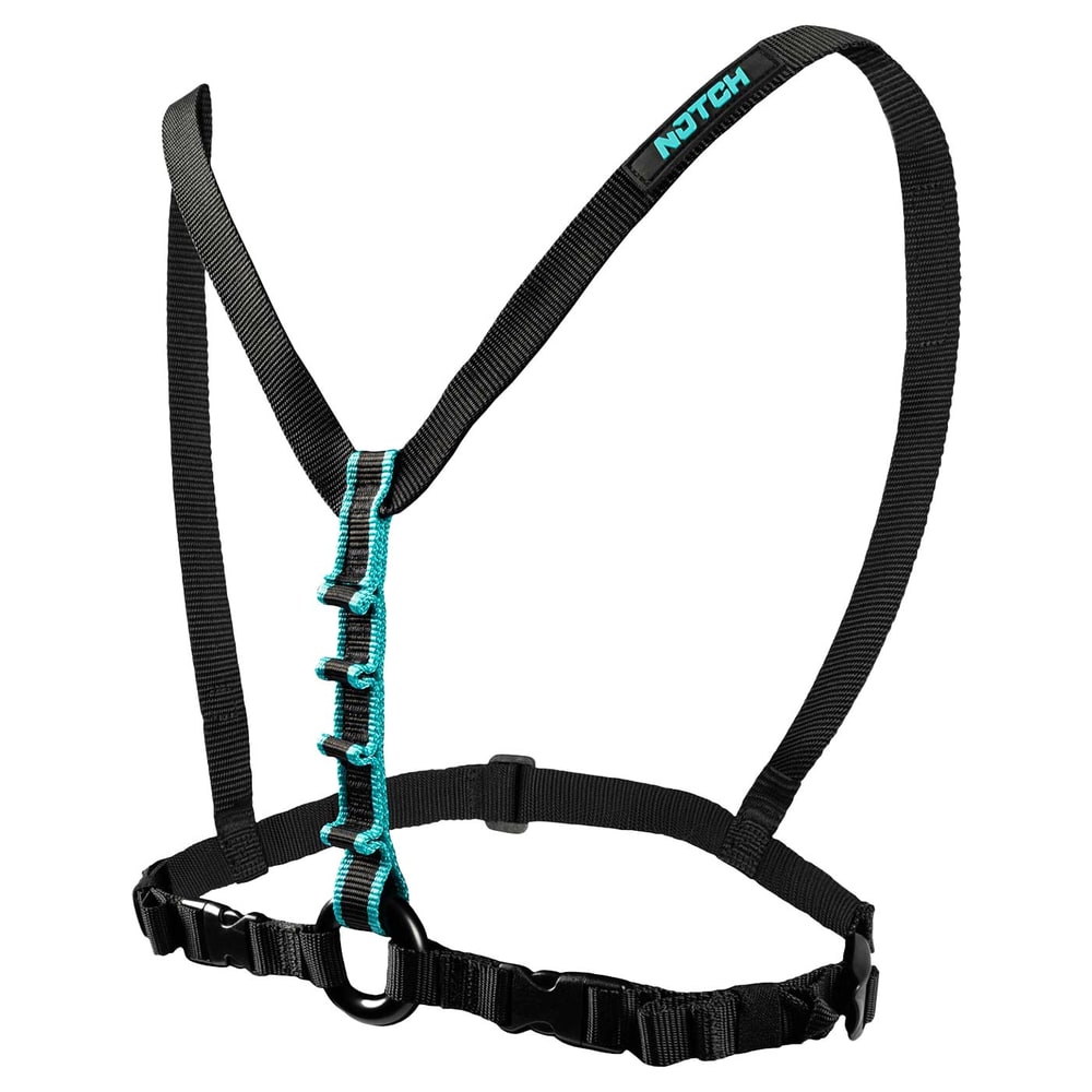 Sangle de poitrine Chester SRS noire avec surpiqûres turquoise et anneau noir au milieu, photographiée de côté