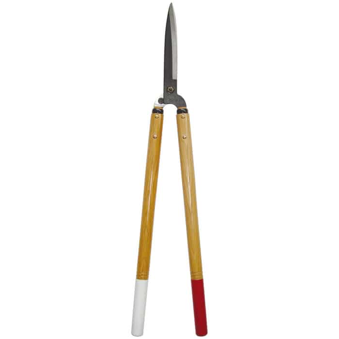 Taille-haie Okatsune 78 avec de longs manches en bois, un manche rouge et l’autre blanc, et une lame longue et étroite