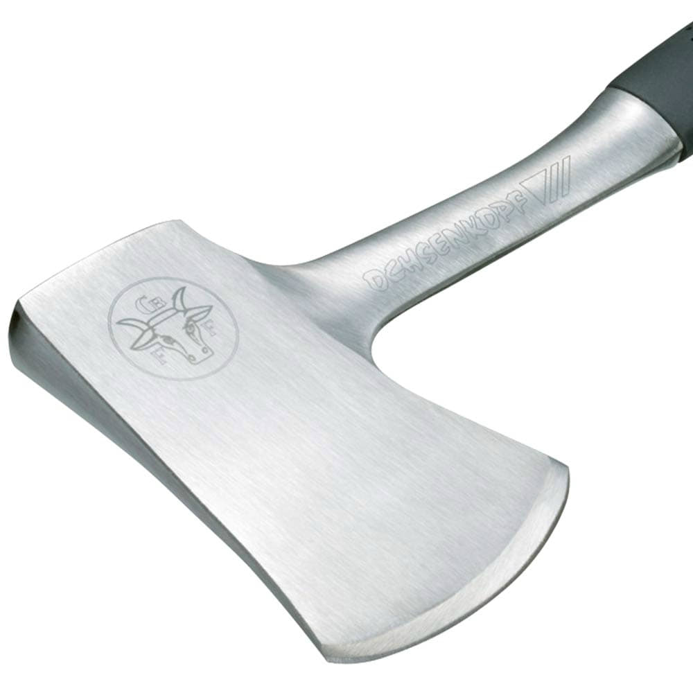 Gros plan de la lame et du manche en argent de la hache 350 tout acier avec le logo Ochsenkopf gravé et l’inscription « OCHSENKOPF »