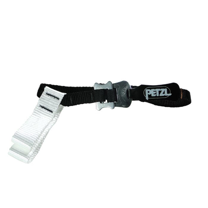 Pantin Strap R de Petzl, un bracelet noir et blanc avec un œillet en métal et une pièce en plastique noir avec le logo Petzl blanc