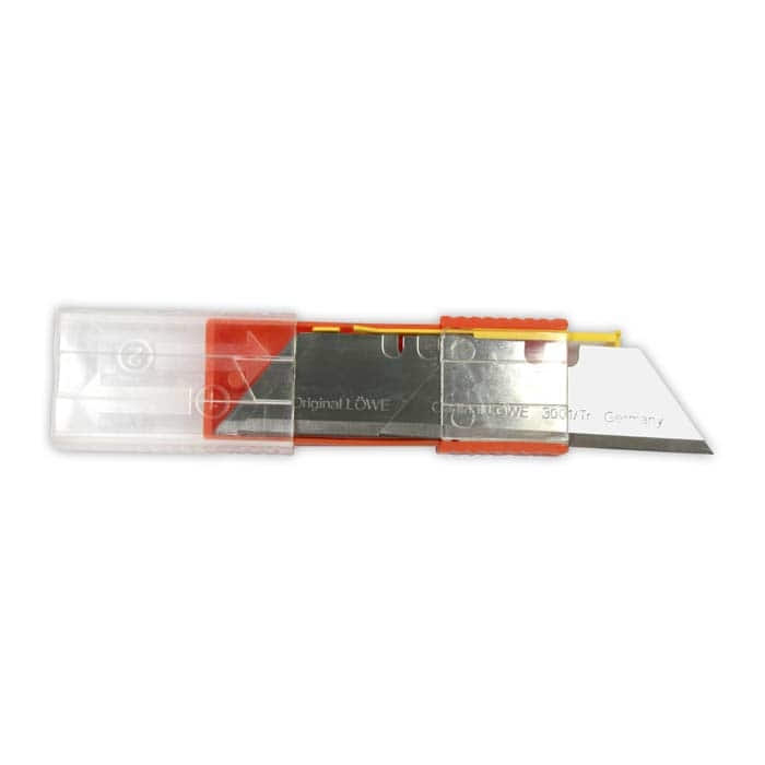 Jeu de 3 lames Löwe, un boîtier en plastique transparent avec insert orange et une lame visible avec la gravure « Original LÖWE 3001/Tr Germany »