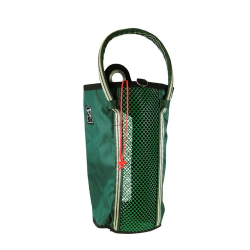 Grab Bag 20, sac vert avec bordure noire, compartiment en filet à l’avant, cordon de serrage rouge et sangle de transport