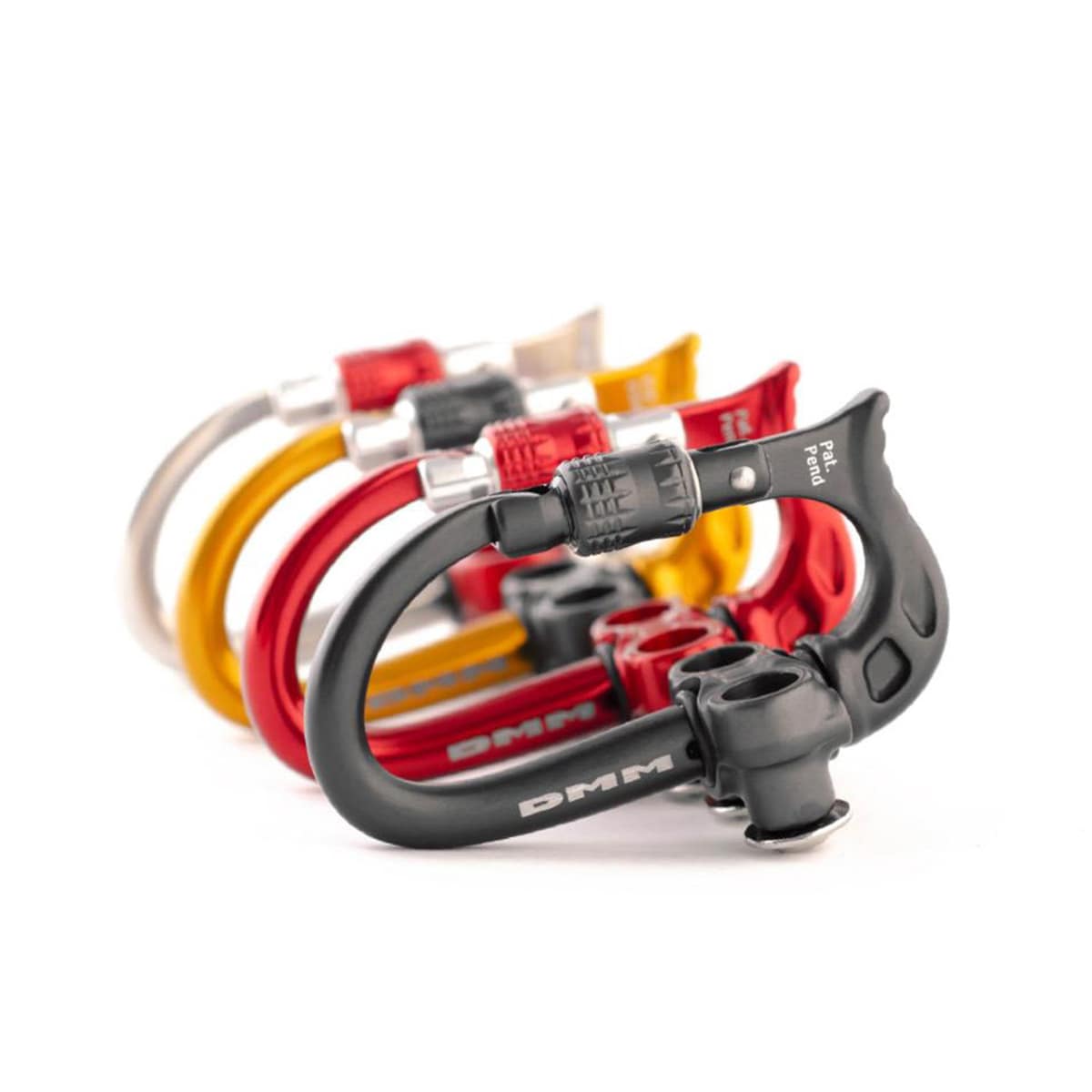 Micro Vault de DMM, quatre mousquetons dans les couleurs noir, rouge, jaune et argent disposés les uns à côté des autres avec capuchon à vis