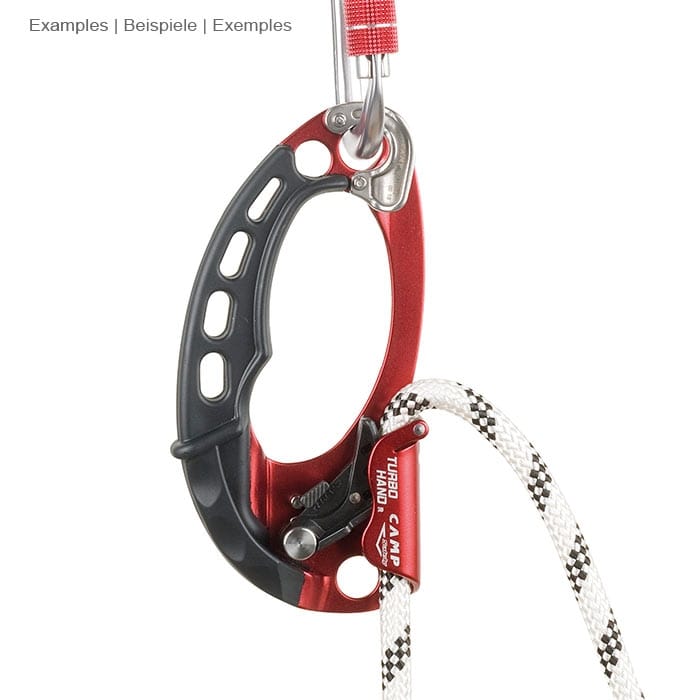 Dispositif de gant de via ferrata CAMP Turbohand Pro L rouge et noir, suspendu à deux mousquetons rouges, une corde blanche et noire traverse le dispositif