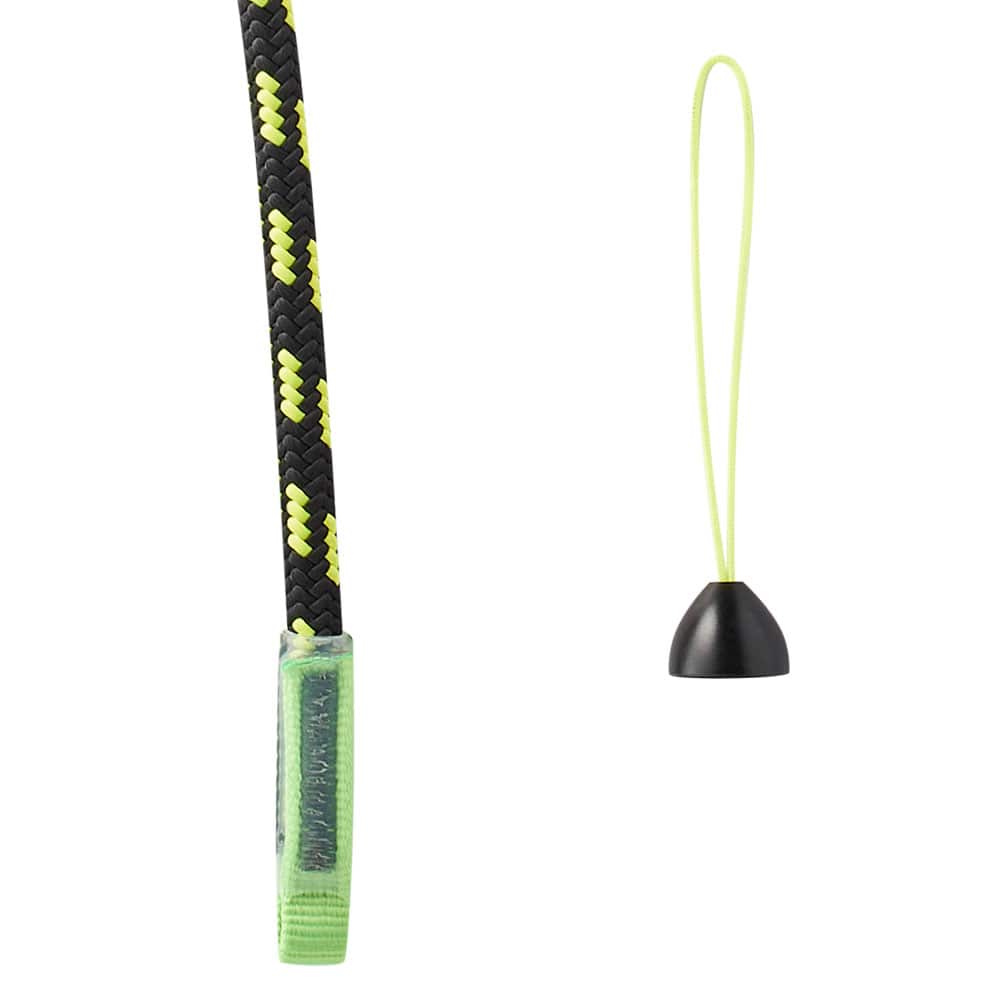 Gros plan d’une extrémité verte d’une corde noire et jaune à côté d’un petit bonnet noir avec ruban jaune de l’économiseur de cambium réglable