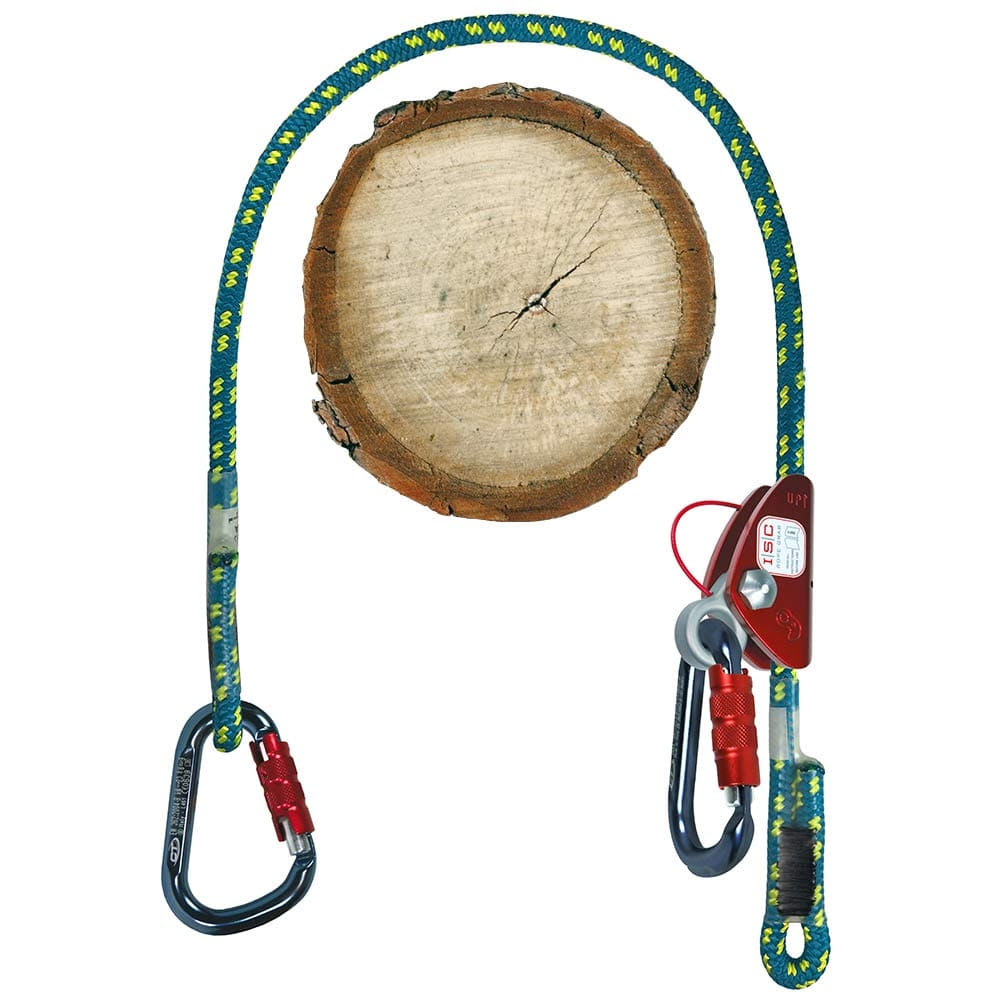 XP-e Kit d’assurage complet avec corde bleu-jaune, mousqueton et appareil d’assurage rouge placé autour d’un tronc d’arbre