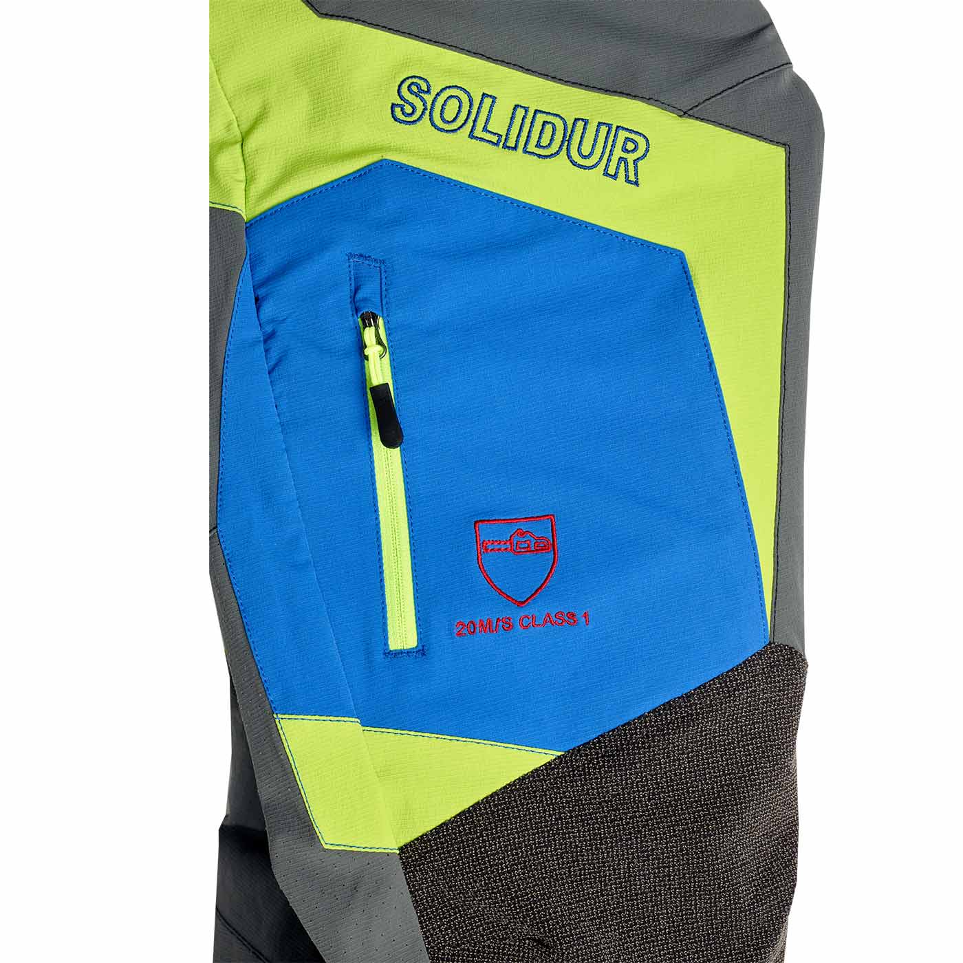 Gros plan du sac zippé bleu avec l’inscription « SOLIDUR » et un symbole rouge avec « 20 M/S CLASSE 1 » sur le pantalon de protection contre les coupures Climb