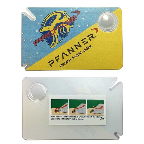 Recto de la carte à tiques Pfanner en bleu et jaune avec logo, texte « PRO TOS » et « EINFACH. SÛR. LIFE. » et loupe en haut à droite, dos transparent de la carte à cocher avec les instructions en trois étapes et les instructions du fabricant
