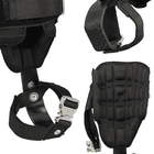 Distel Carbon 3.1 Click, gros plan sur le rembourrage intérieur et les sangles noires avec fermoirs métalliques de l’attelle de jambe en carbone