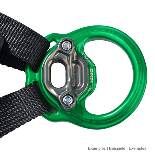 Longe treeMOTION Evo, pièce en métal gris fixée à l’anneau vert et sangle noire avec deux vis