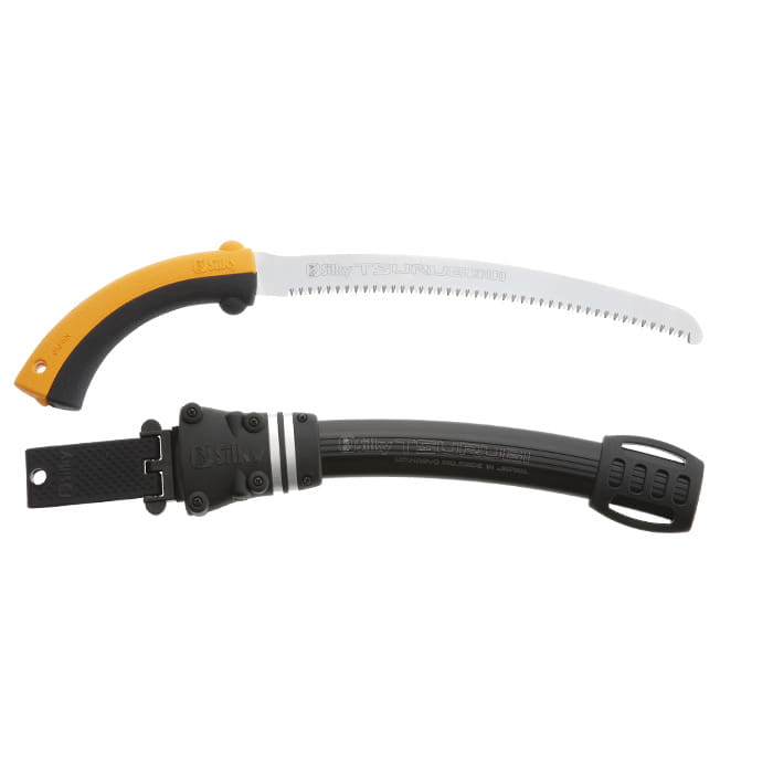 Scie à main Tsurugi Curve 270-10 avec lame métallique incurvée et dentelée et manche jaune-noir, à côté d’une gaine en plastique noir
