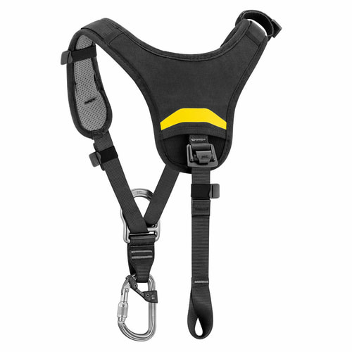 Top by Petzl, bandoulière noire avec dos rembourré, marquage jaune au dos et œillets métalliques, mousqueton attaché
