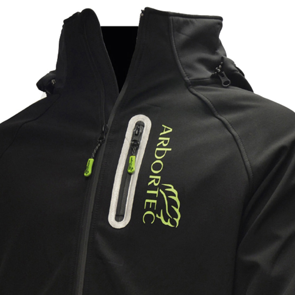 Gros plan de la veste Caïman noire d’Arbortec avec logo vert et fermetures éclair sur la poitrine et les côtés
