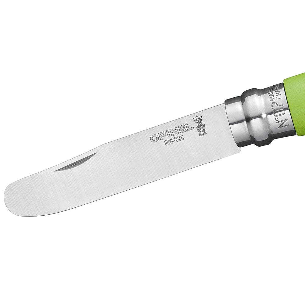 Gros plan de la lame en acier inoxydable de l’Opinel N°7 Junior vert avec la gravure « OPINEL INOX » et le logo Opinel, le manche est vert