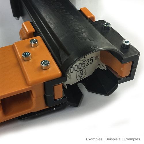 Détail de l’ouverture de l’ArboTag Magazine Lite noir avec des pièces en plastique orange et un numéro de série visible