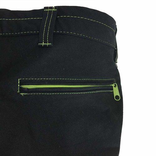 Gros plan du dos du pantalon d’extérieur Roots Pure en noir avec fermeture éclair verte et surpiqûres vertes sur la poche arrière