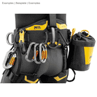 Harnais d’escalade Astro Bod Fast de Petzl avec plusieurs mousquetons et une poche noire et jaune sur la hanche, porté par une seule personne