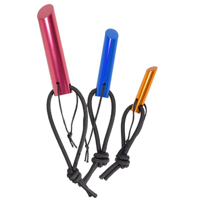 Jeu de goupilles de corde avec trois goupilles colorées en rouge, bleu et orange, chacune avec une boucle noire