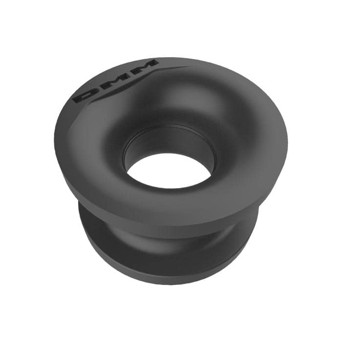 Une pièce noire à œillet avec l’inscription « DMM » sur fond blanc, nom du produit Grommet