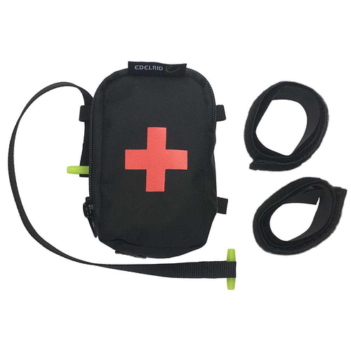Trousse de premiers soins TreeRex d’Edelrid, sac noir avec croix rouge, sangle noire avec extrémité jaune et deux sangles velcro noires