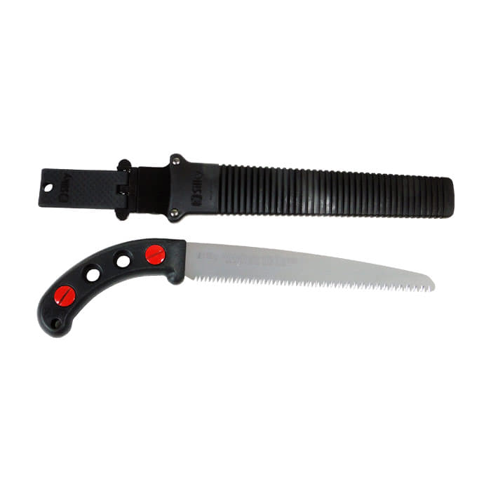 Scie à main Gomtaro Root 240-8 avec manche noir et lame dentelée, plus couvercle de protection noir avec structure rainurée et sangle de fixation