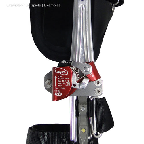 Éperons Quickstep d’Arbpro, pièce en métal rouge et argent avec inscription, attachée à un appareil argenté avec sangle noire