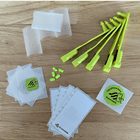 Pack Climber NFC Tag avec des pièces en plastique jaunes, plusieurs manchons blancs, des autocollants verts avec le logo Scannable et de petits composants jaunes sur une table en bois