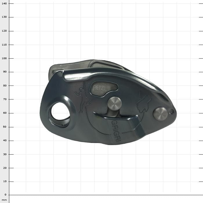Aire de jeux Grigri de Petzl en métal foncé avec gravure d’un grimpeur et inscription « GRIGRI » sur le devant