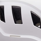 Gros plan sur les aérations d’un casque PETZL Strato Vent blanc