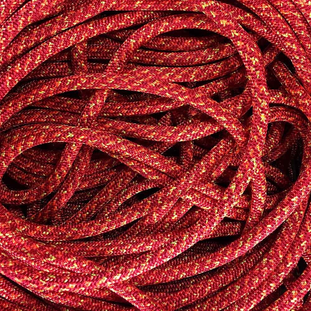 Squir V2 Corde rouge dans un arrangement chaotique avec une couleur rouge et des accents jaunes