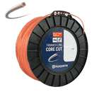 Core-Cut 2.7/240 de Husqvarna, bobine noire avec fil de coupe orange, étiquette avec informations sur le produit Ø 2,7 mm 240 m, gros plan d’une extrémité de fil de coupe orange avec section transversale