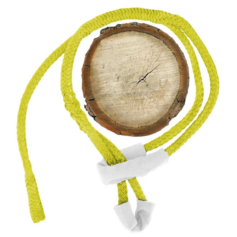 Whoopie Sling 18, une corde tressée jaune avec des poignets de protection blancs repose autour d’un disque rond en bois