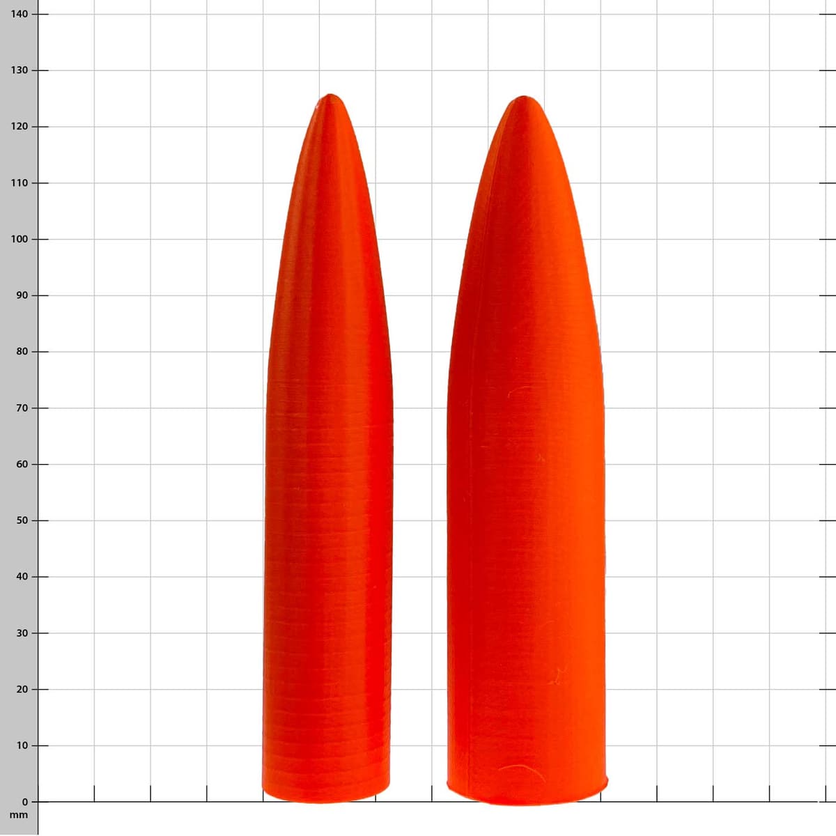 Splice Awl Signal 22/28, deux pièces en plastique en forme de cône orange côte à côte sur fond à carreaux