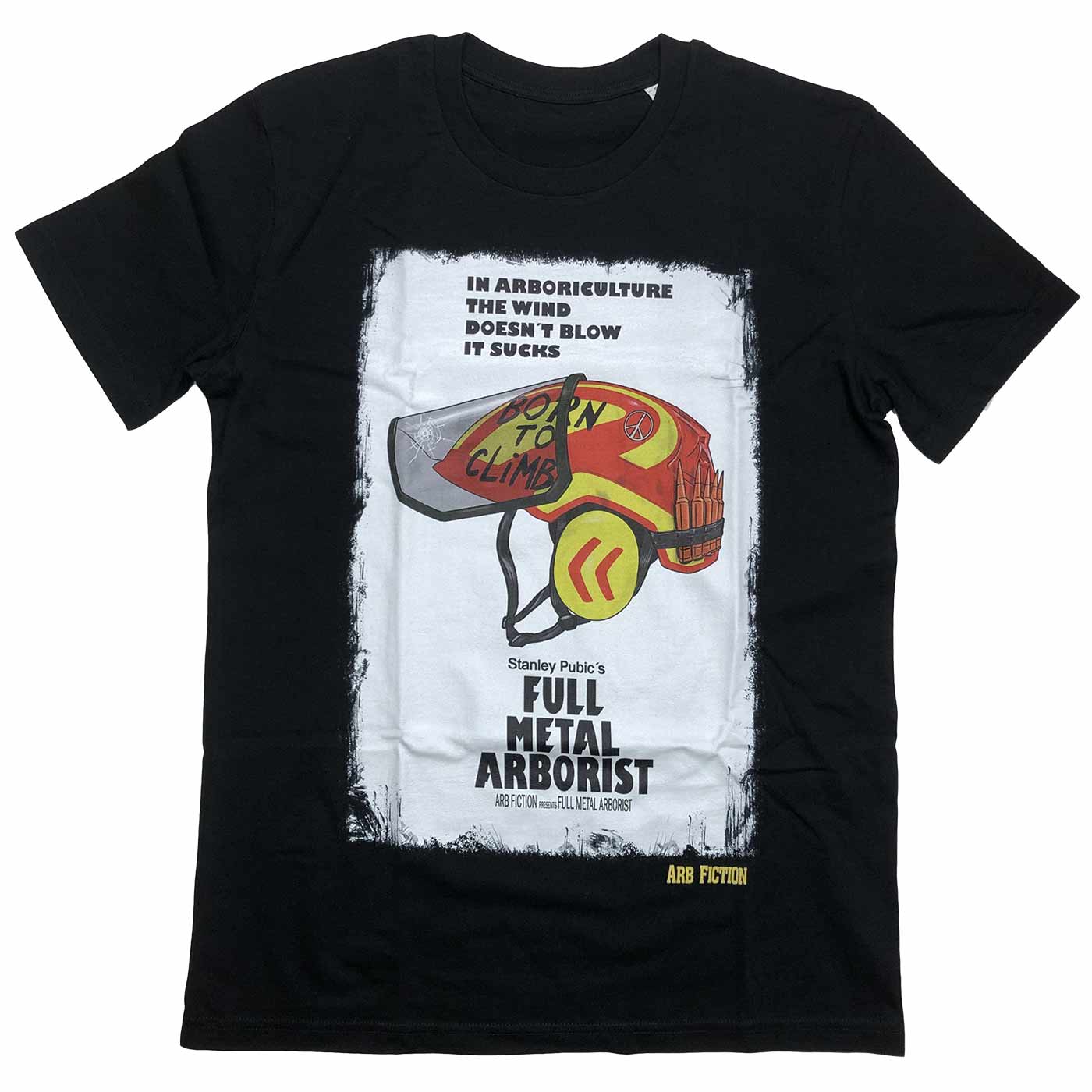 T-shirt noir avec un imprimé d’un casque de sécurité rouge et jaune avec l’inscription « BORN TO CLIMB » et le texte « IN ARBORICULTURE THE WIND DOESN’T BLOW IT SUCKS » et « Stanley Pubic’s FULL METAL ARBORIST » et « ARB FICTION » sur le devant, nom du pr