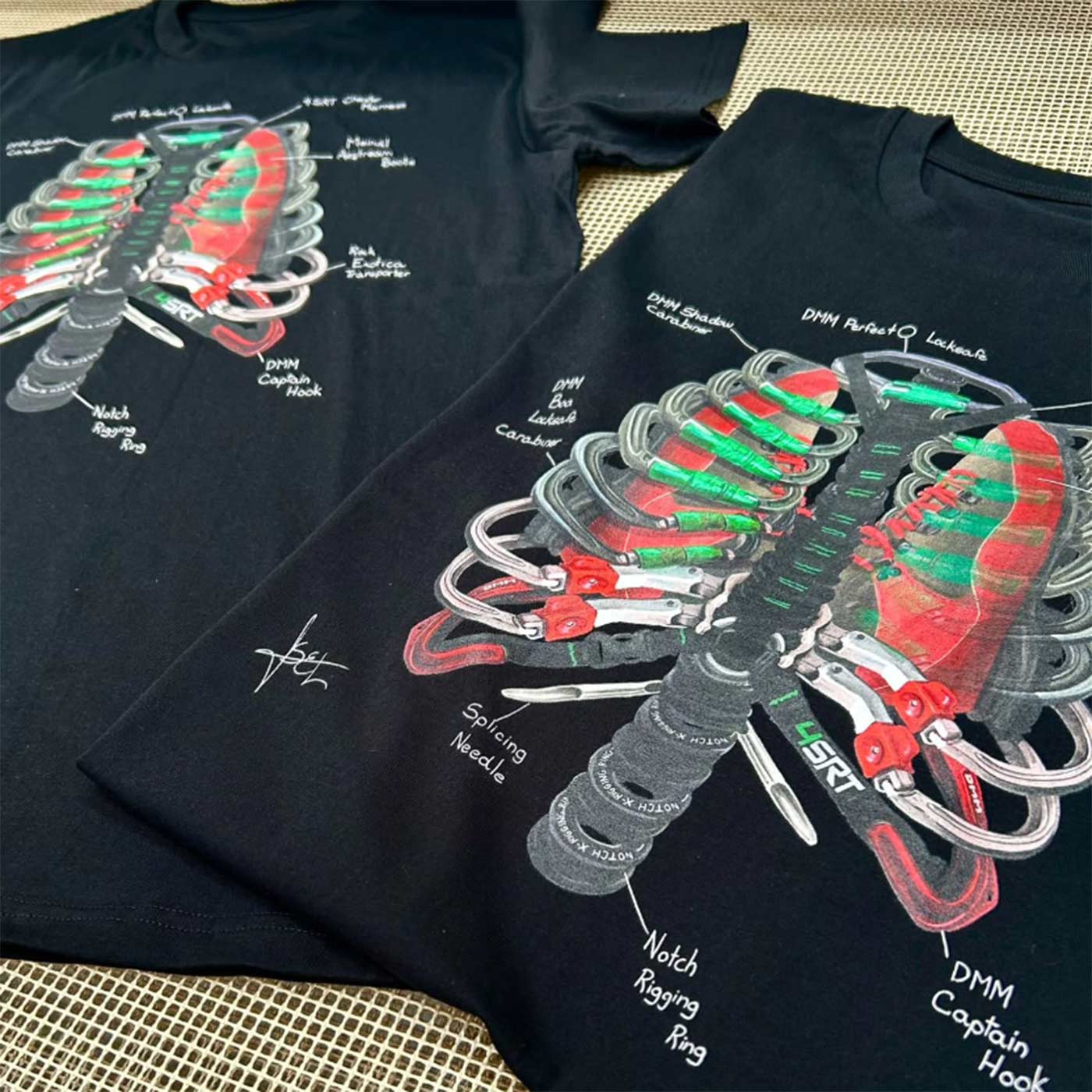 Deux t-shirts noirs Arb Ribs avec le motif de la cage thoracique imprimé sur eux à partir d’un équipement d’escalade sont posés l’un à côté de l’autre sur une surface