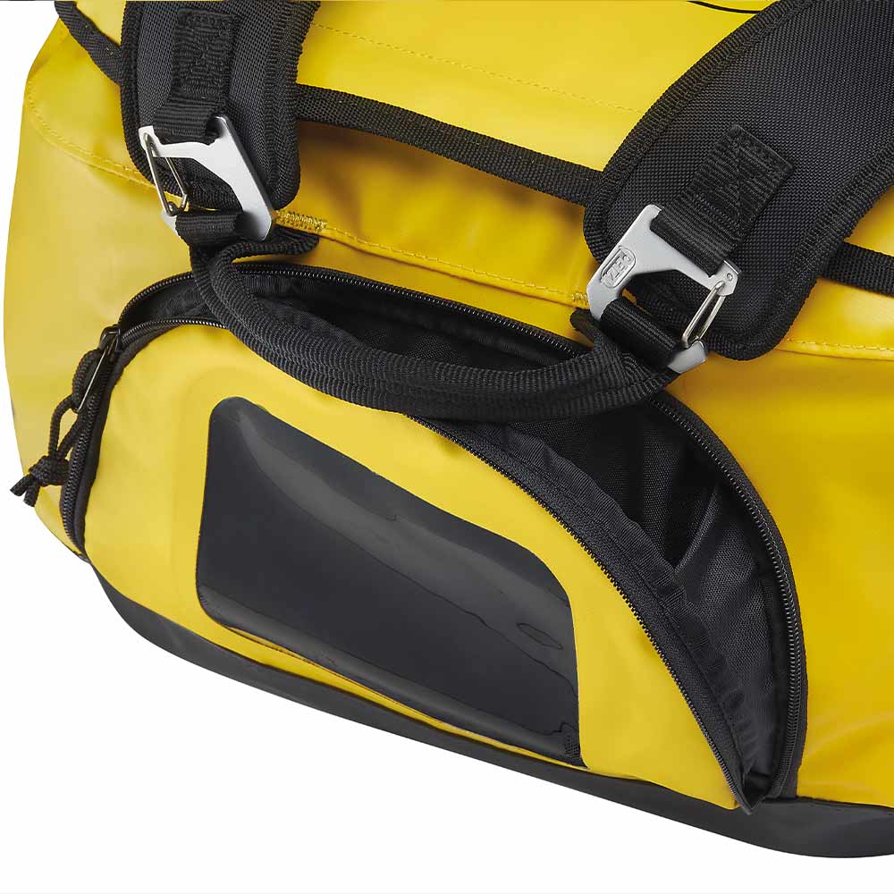 Gros plan des fermetures éclair noires et des fermetures métalliques du sac PETZL Duffel 65 jaune