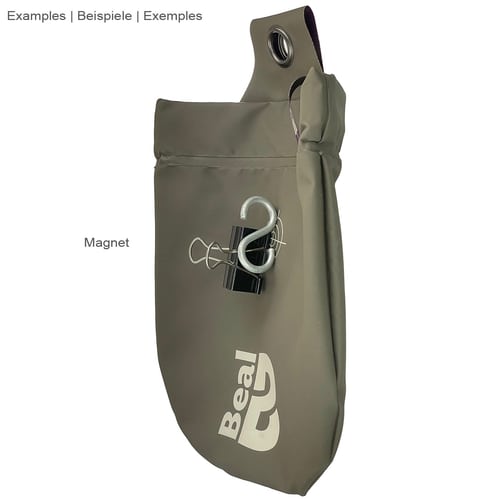 Sac Beal Genius 2 gris avec sangle de fermeture violette et logo blanc sur le devant, avec motif cible, aimant fixé sur le côté avec crochet en métal et clip noir