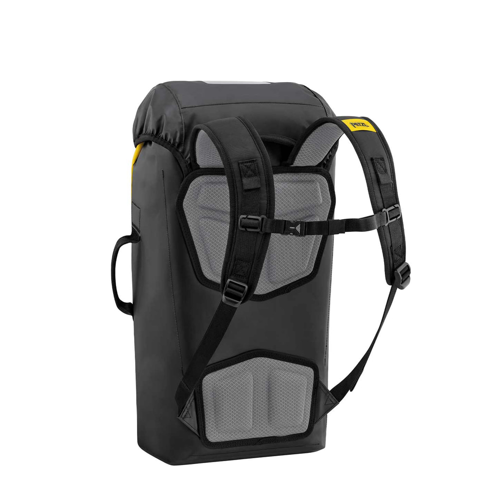 Dos du sac à dos Petzl Transport 30 avec bretelles rembourrées, sangle de poitrine et rembourrage dorsal en noir