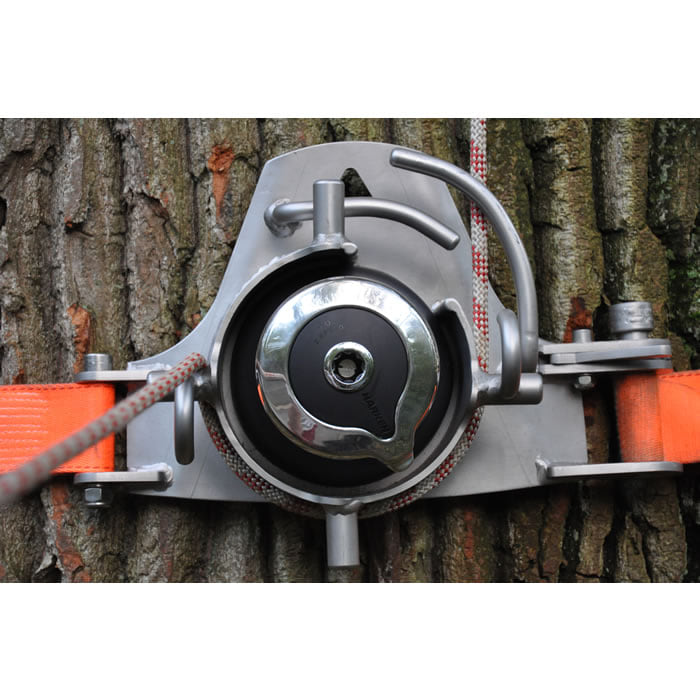 Treuil SmartWinch monté sur un arbre avec corde rouge et sangle à cliquet orange