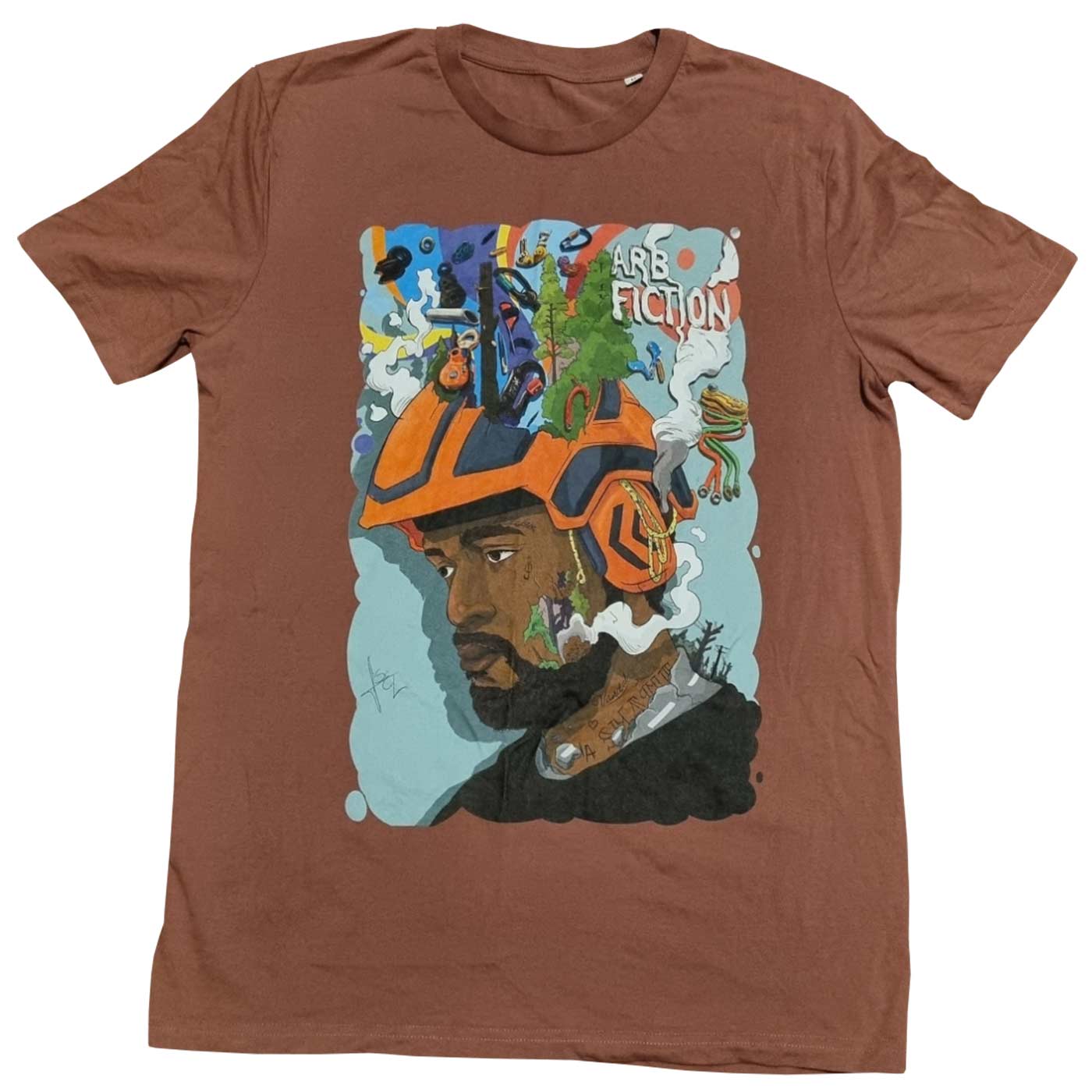 T-shirt marron avec une grande impression colorée d’un homme portant un casque orange et divers petits objets dessus, y compris le texte « ARB FICTION », le nom du produit Mind Fuck