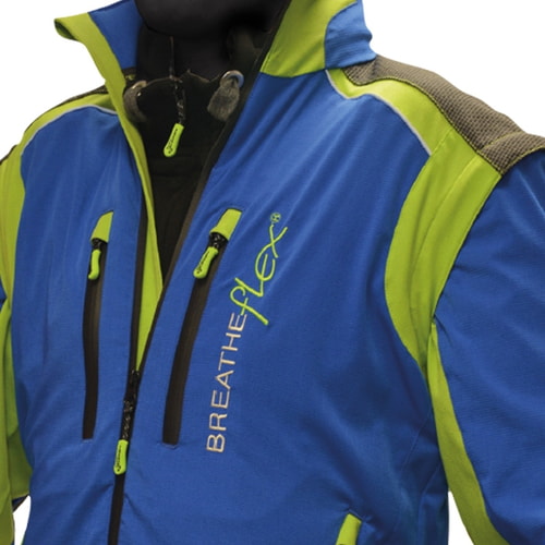 Gros plan de la veste Breatheflex Pro en bleu avec des accents verts, des fermetures éclair et un lettrage visibles