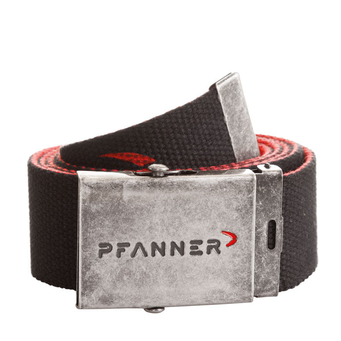 Ceinture 4, ceinture en tissu noir avec boucle en métal argenté gravée de l’inscription « PFANNER » et d’un logo rouge